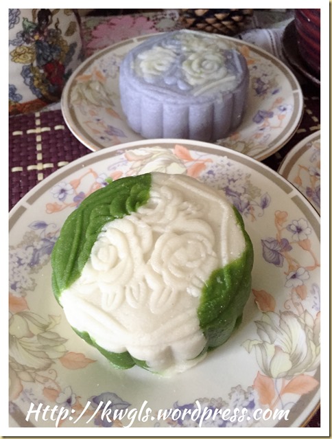 Dual Tone Snow Skin Moon Cake Using Natural Colour (双色调冰皮月饼）