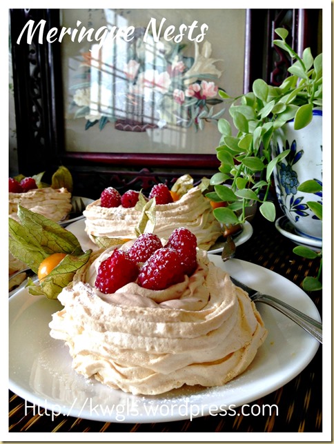 A Simple Sweet Indulgence–Meringue Nests With Rich Chocolate Mousse Fillings (蛋白酥皮巢)